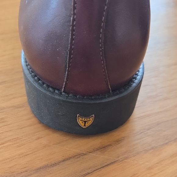 Classic Brown Leather Oxfords with Timeless Appeal - Picture 3 of 4